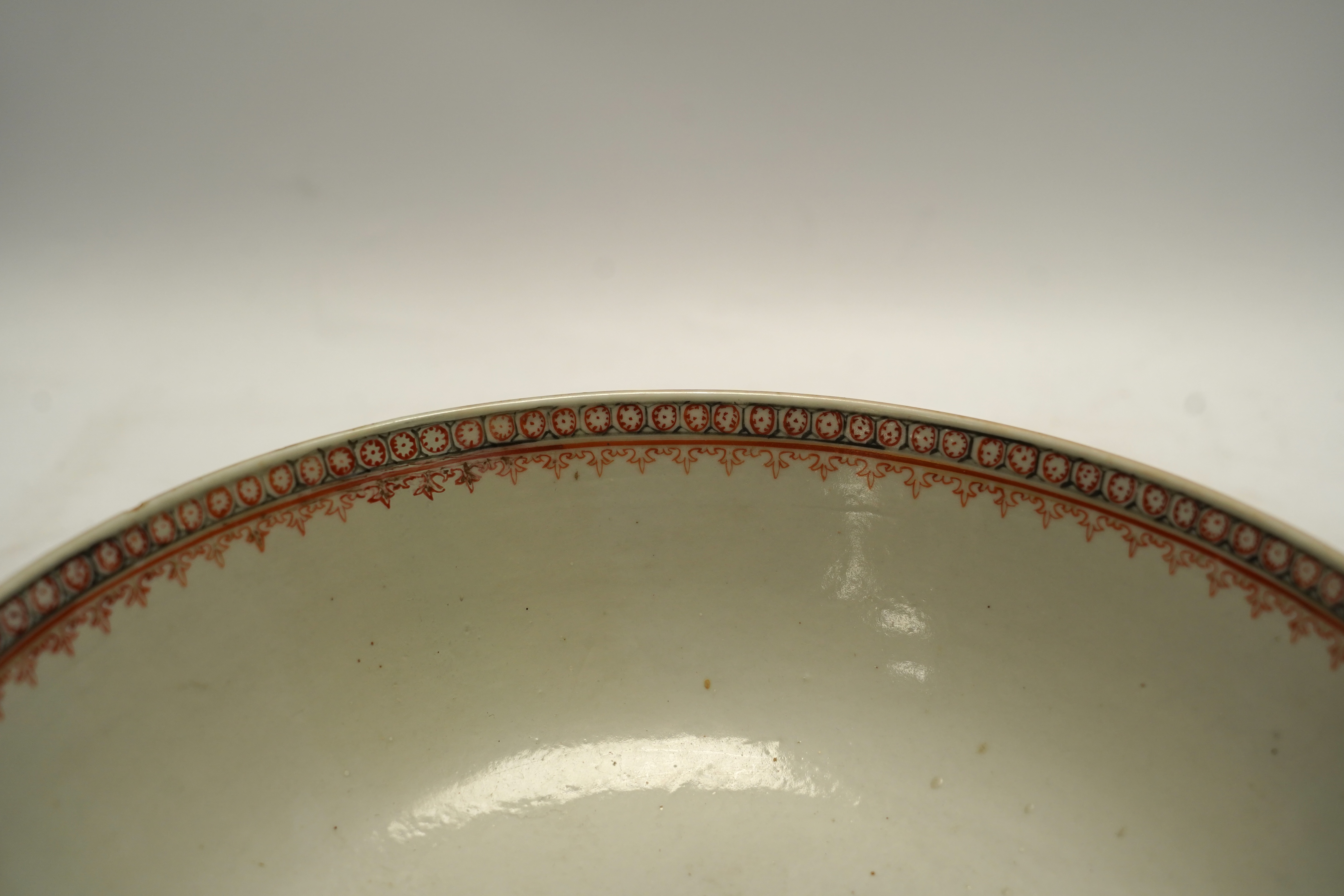 An 18th century Chinese Export famille rose bowl, 26cm diameter